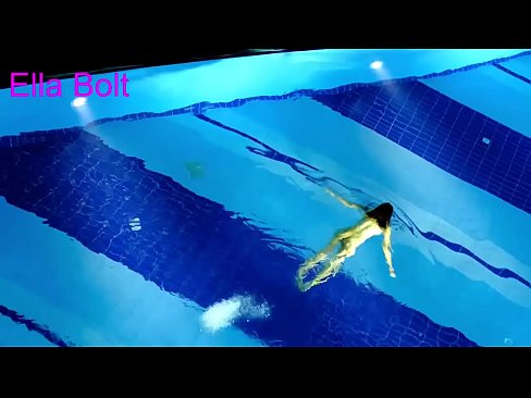 ❤️ Nu mă pot opri din privit, tânără blondă surprinsă înotând goală în piscina stațiunii ELLA BOLT at porn ro.psi-mass.ru ﹏